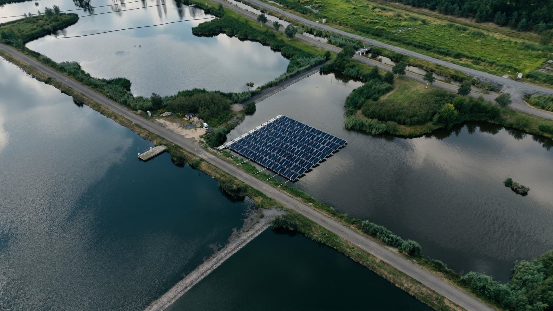 Flytande solpark på Jönköpings återvinningscentral, sett från luften